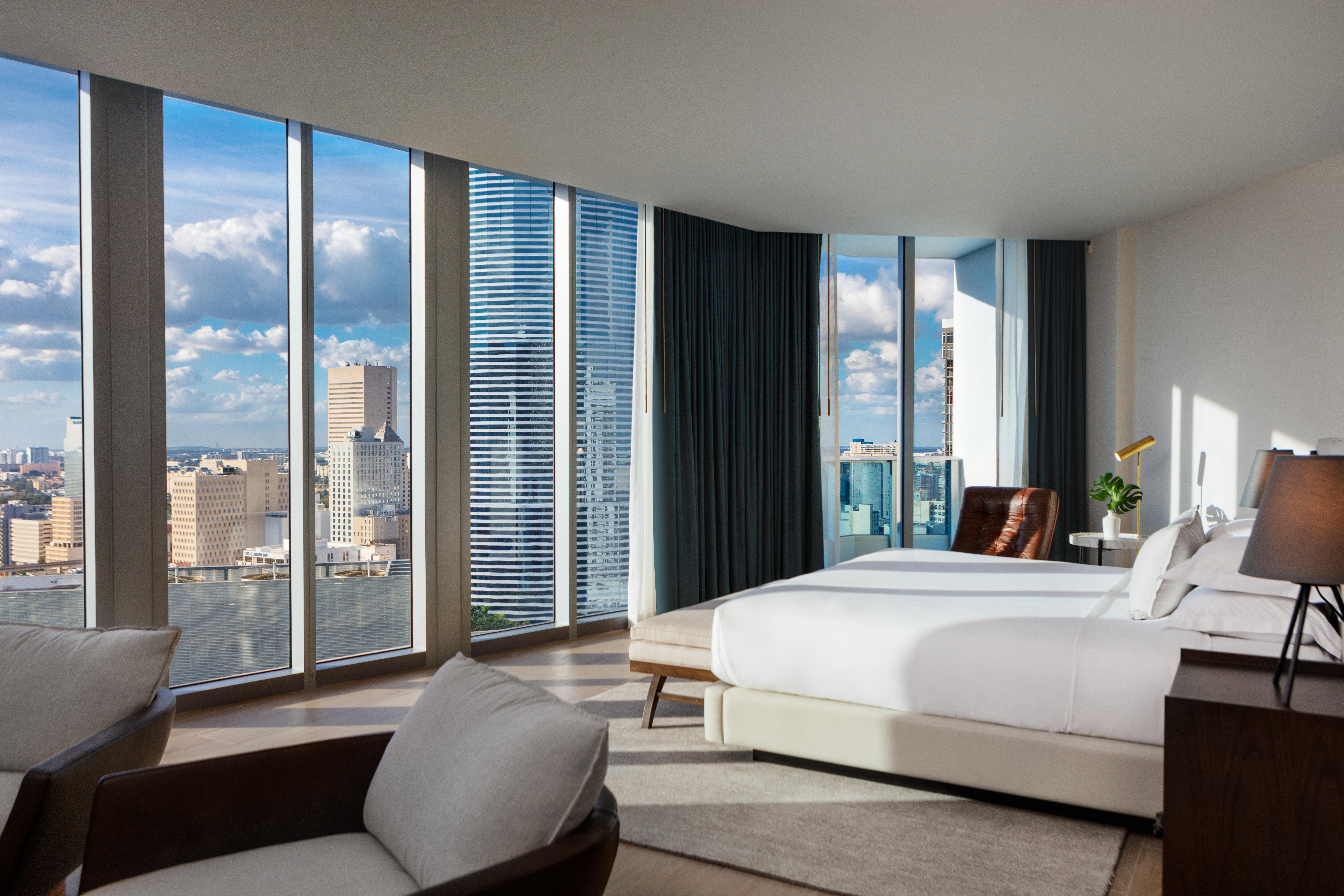 キンプトン エピック ホテル マイアミ エクステリア 写真 A bedroom at the Mandarin Oriental