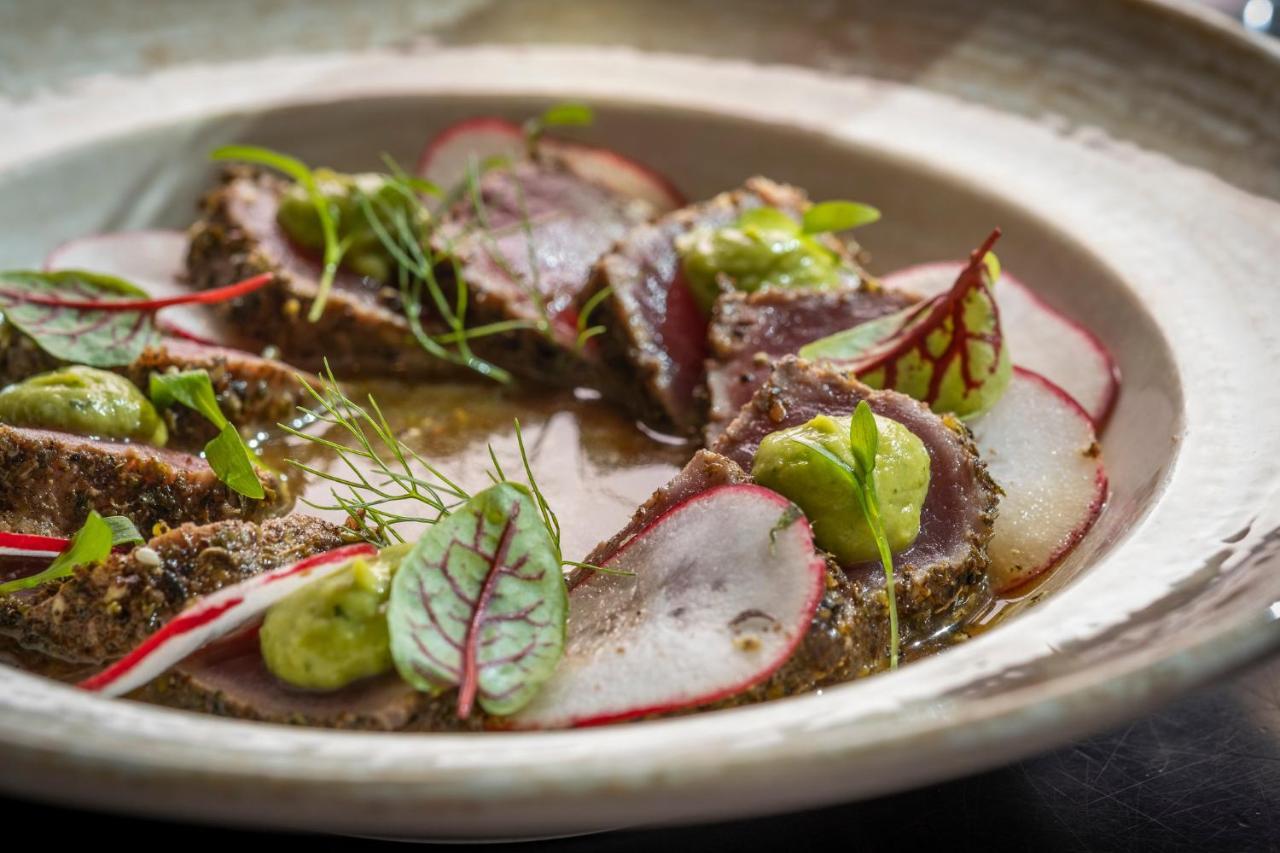 キンプトン エピック ホテル マイアミ エクステリア 写真 A dish of cured and smoked fish