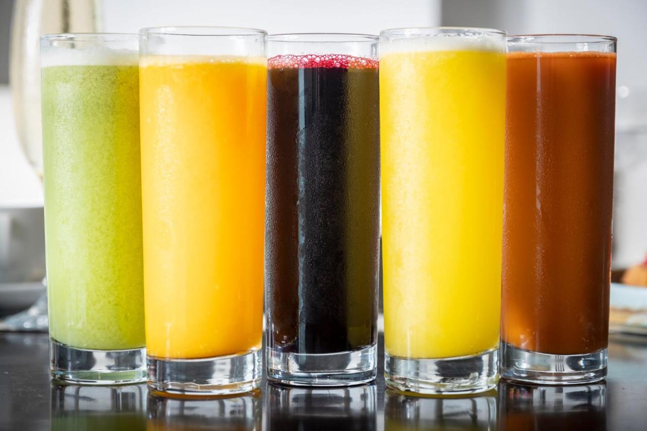 キンプトン エピック ホテル マイアミ エクステリア 写真 Various fruit juices