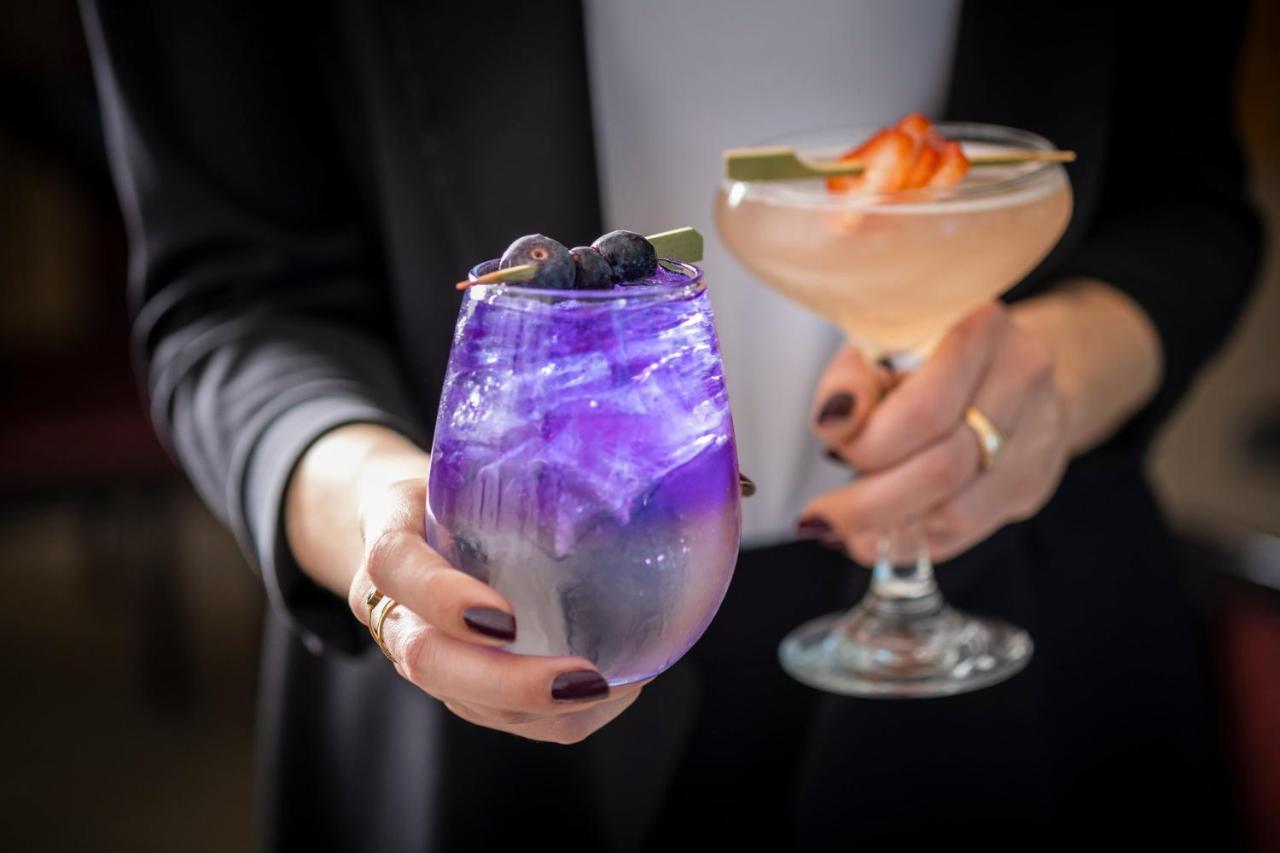 キンプトン エピック ホテル マイアミ エクステリア 写真 A blue butterfly pea flower tea cocktail