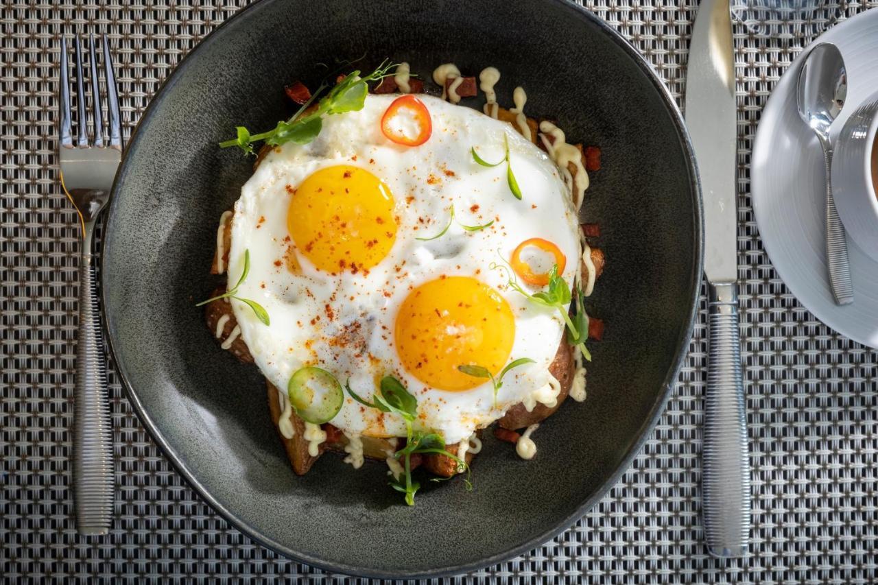 キンプトン エピック ホテル マイアミ エクステリア 写真 A plate of sunny side up eggs