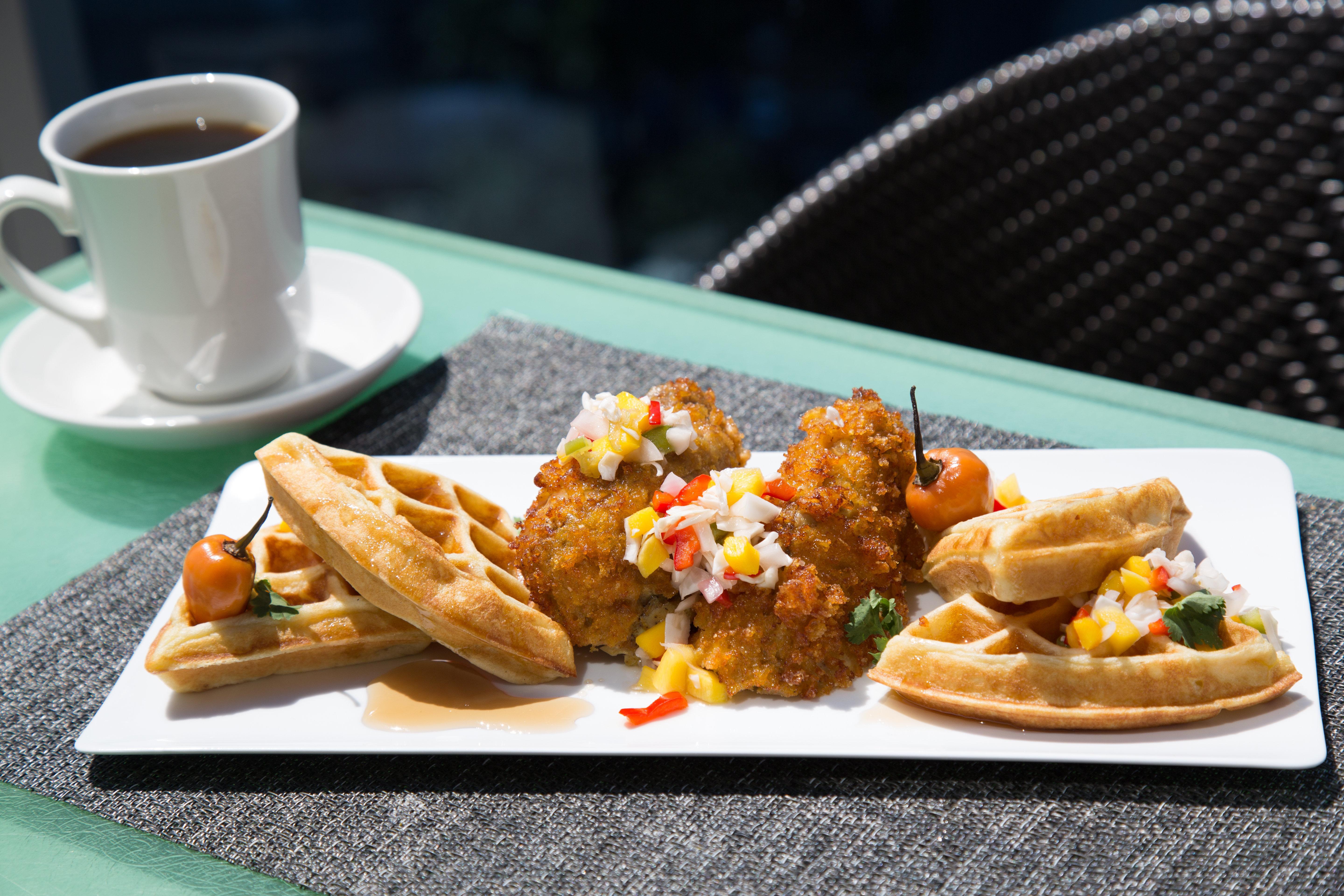 キンプトン エピック ホテル マイアミ エクステリア 写真 Crab cakes and waffles