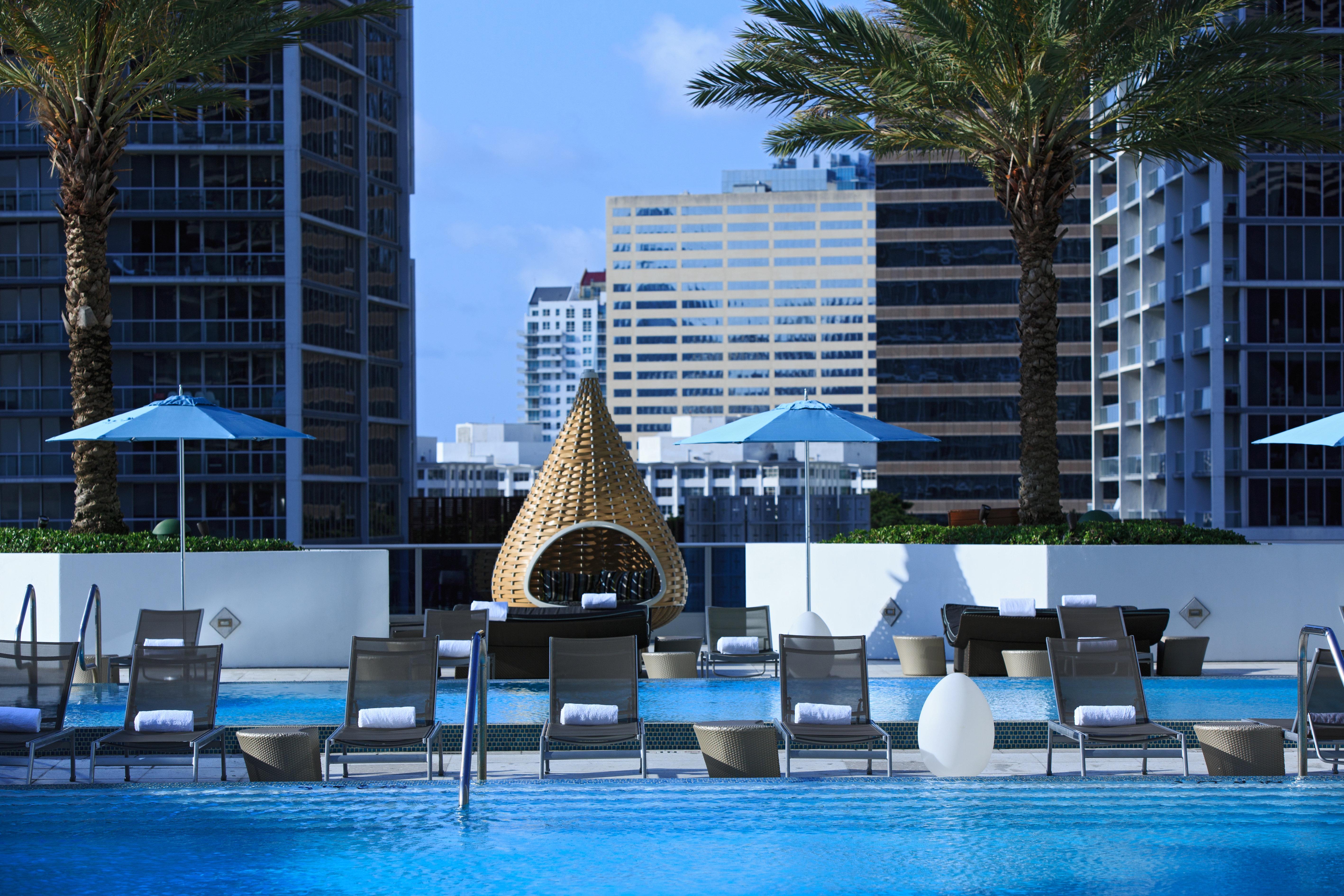 キンプトン エピック ホテル マイアミ エクステリア 写真 The pool at the JW Marriott Marquis Houston