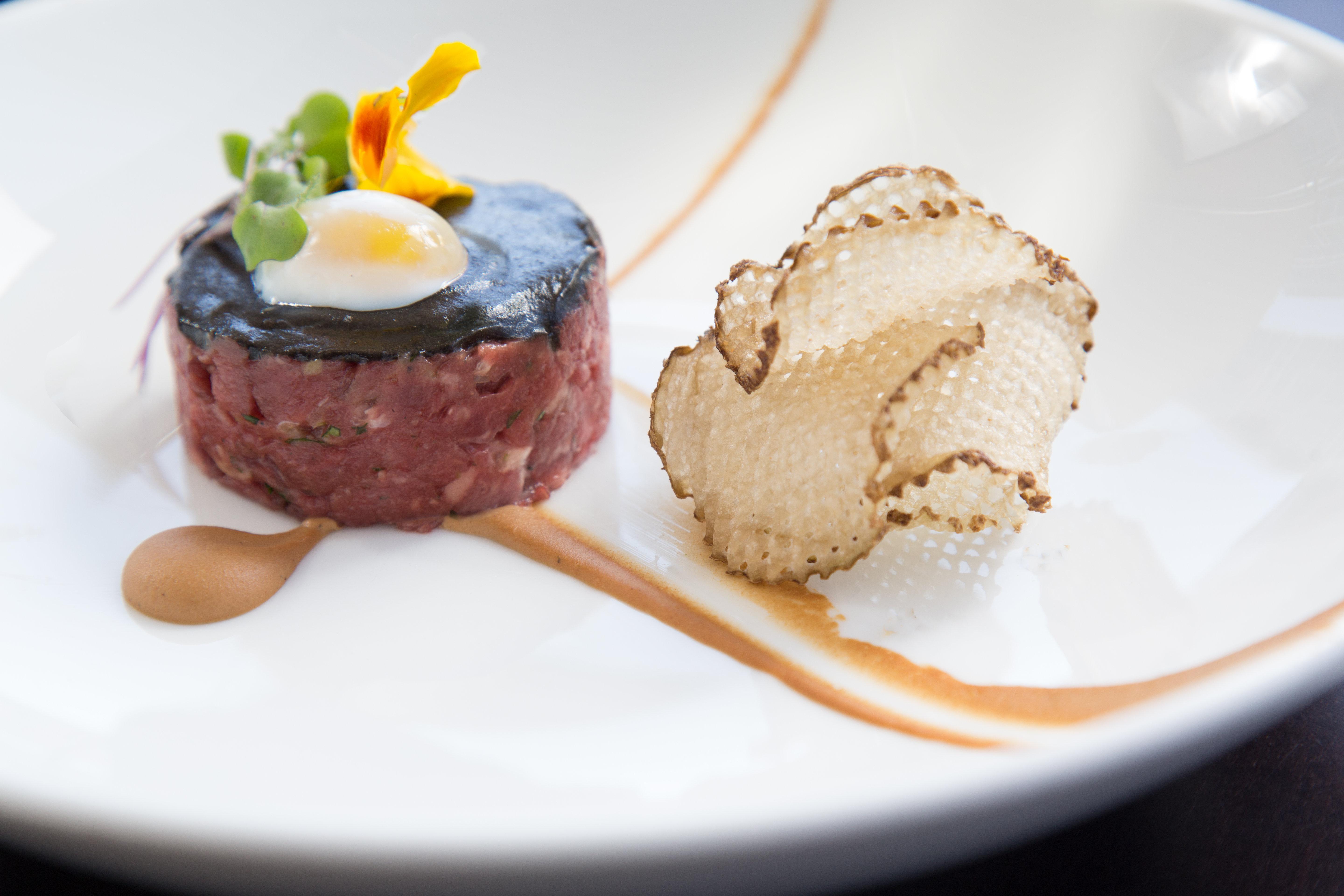 キンプトン エピック ホテル マイアミ エクステリア 写真 A dish of beef tartar with a slice of black truffle