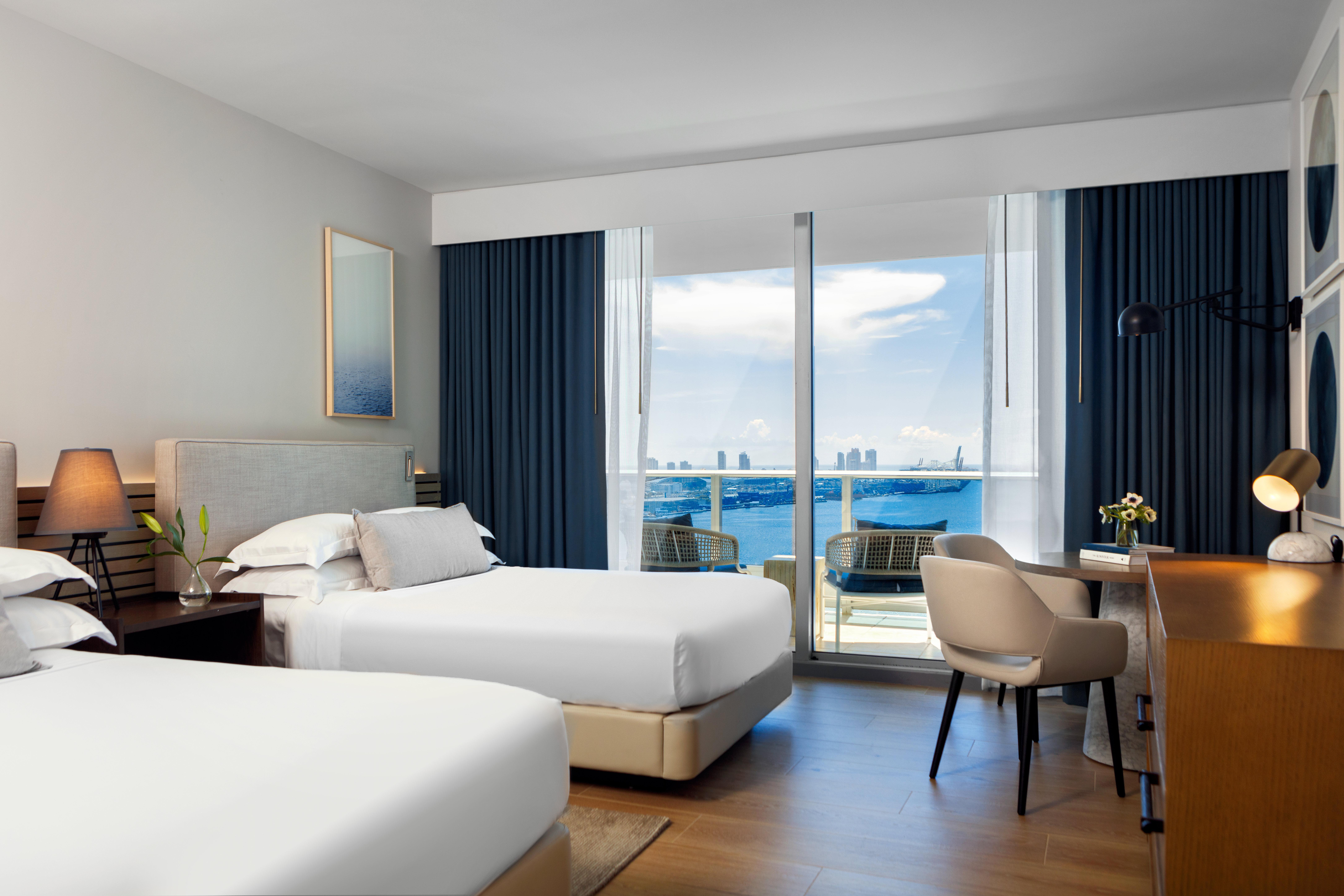 キンプトン エピック ホテル マイアミ エクステリア 写真 A guest room at the Hilton San Diego Bayfront