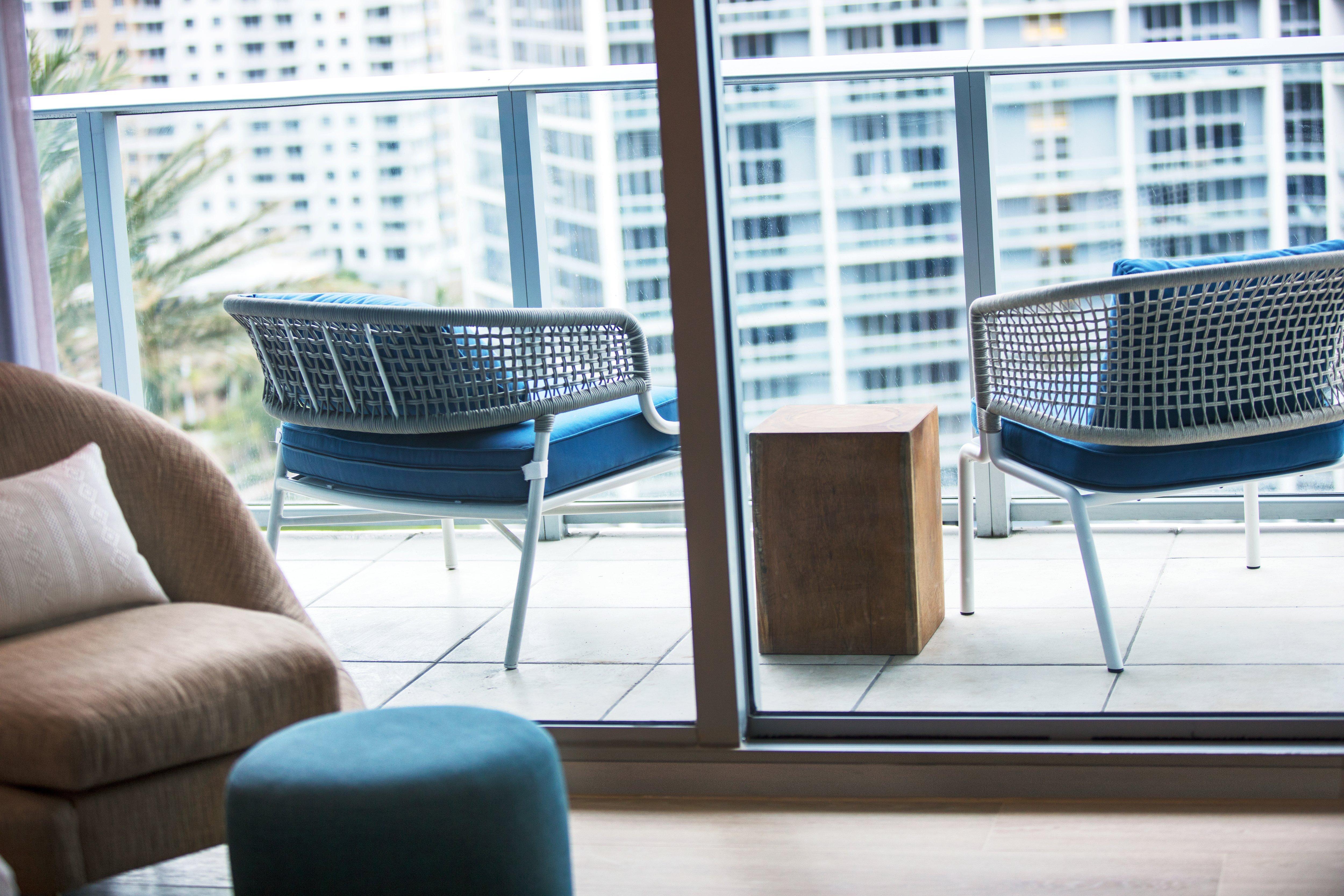 キンプトン エピック ホテル マイアミ エクステリア 写真 A balcony at the hotel