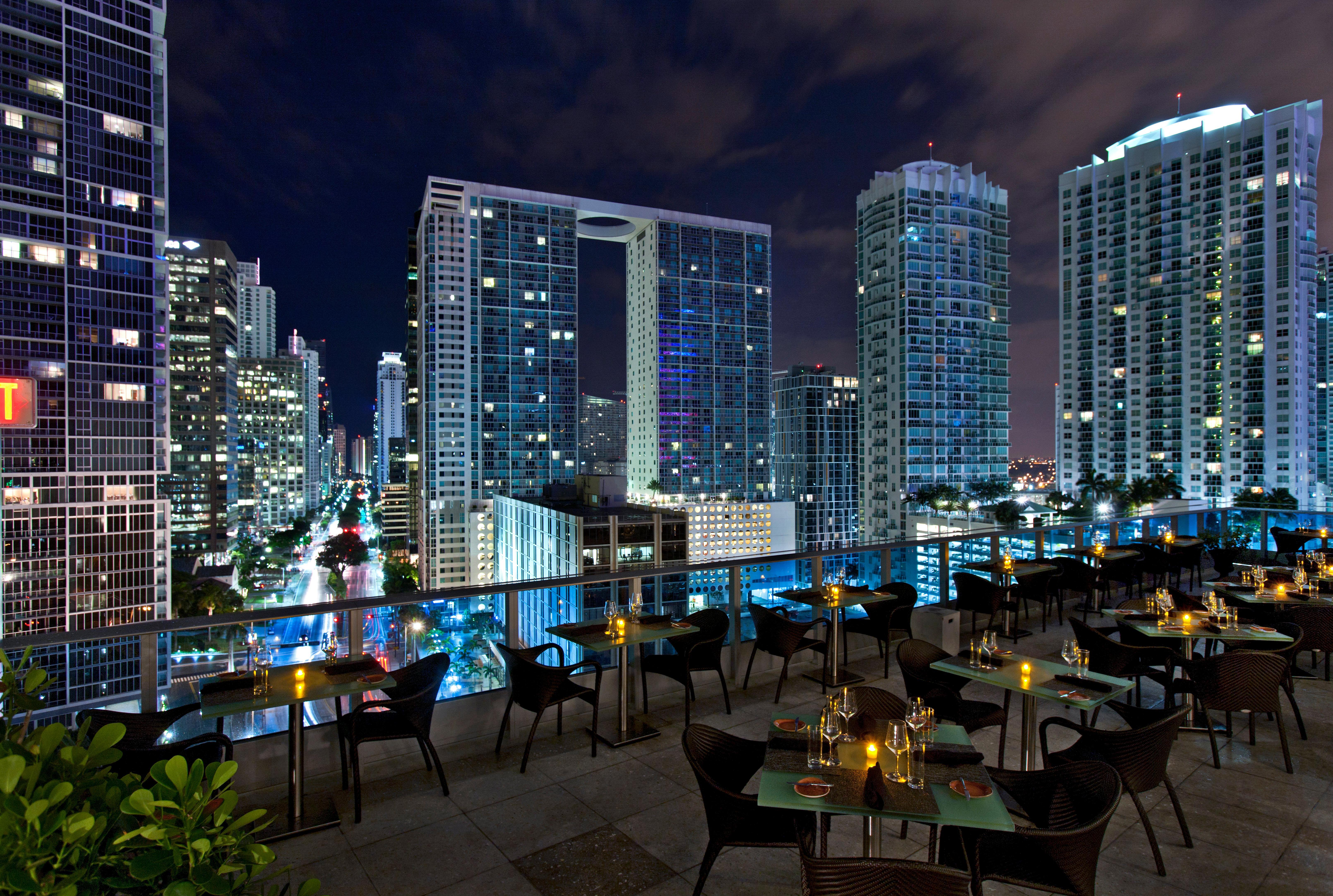 キンプトン エピック ホテル マイアミ エクステリア 写真 View from the rooftop bar