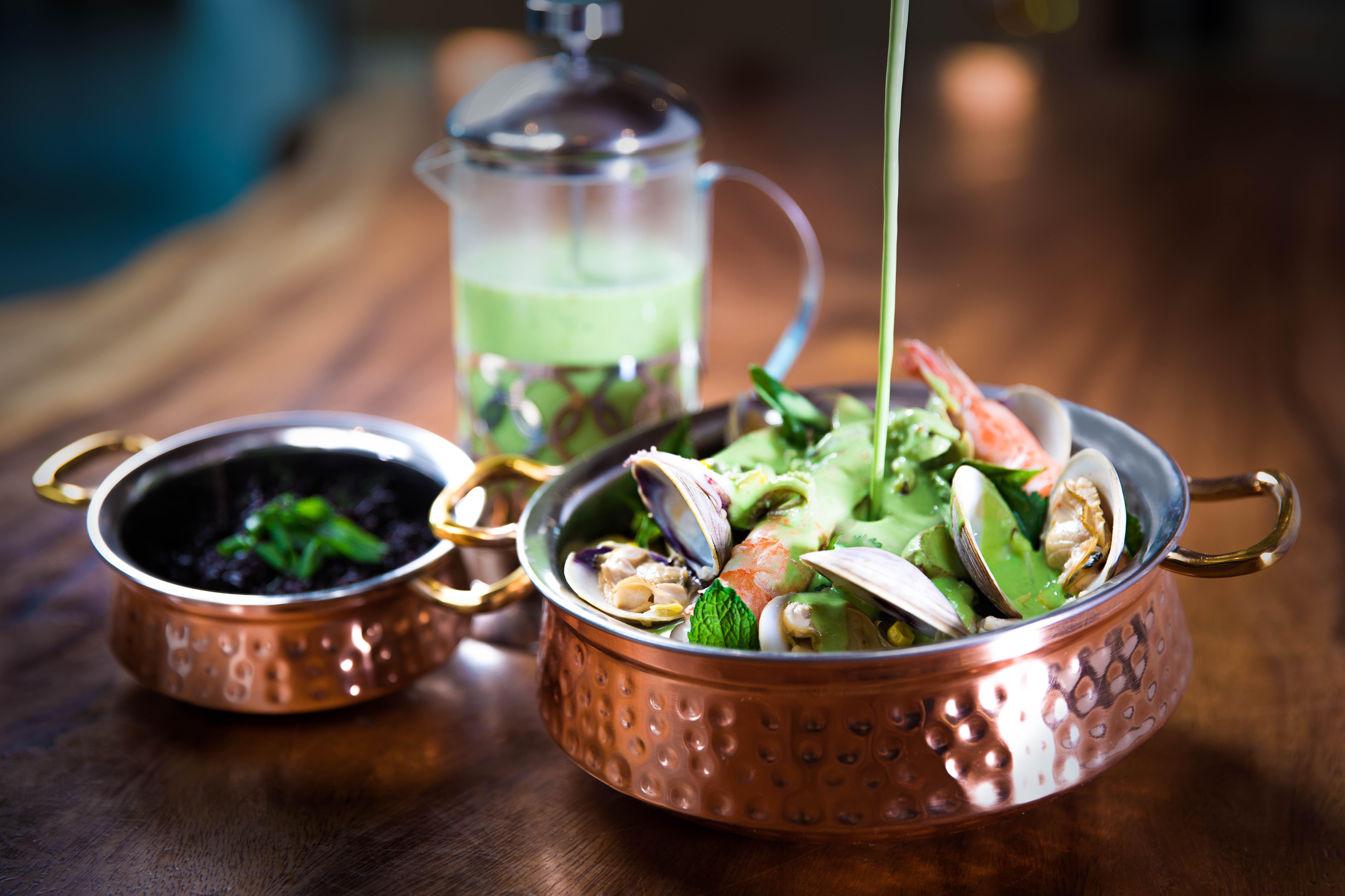 キンプトン エピック ホテル マイアミ エクステリア 写真 A salad being dressed with a vinaigrette